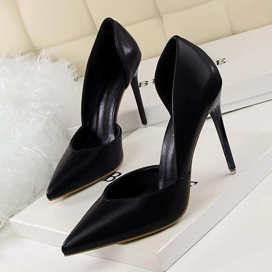 Watch The Seventies-Inspired Platform Heel | From the Vogue Closet | Vogue